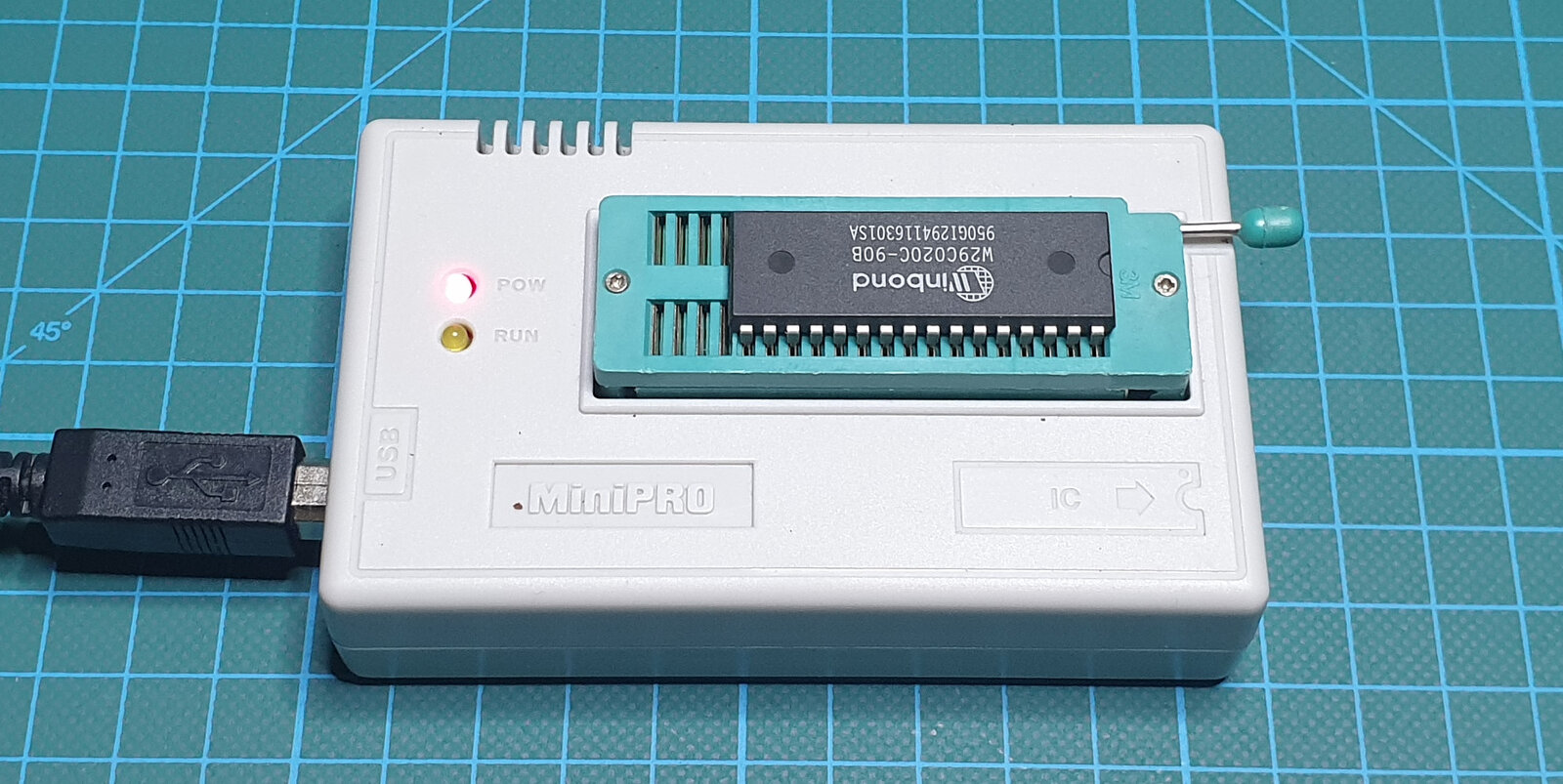 MiniPRO TL866 with a Winbond W29C020C flash memory MiniPRO TL866 programmer with a Winbond W29C020C flash memory in the ZIF socket